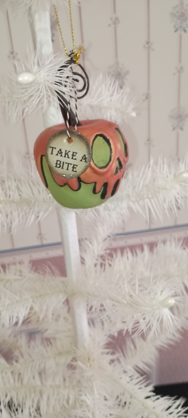 BETHANY LOWE-2023 HALLOWEEN ORNAMENT-GREEN APPLE WITH ORANGE POISON-NEW