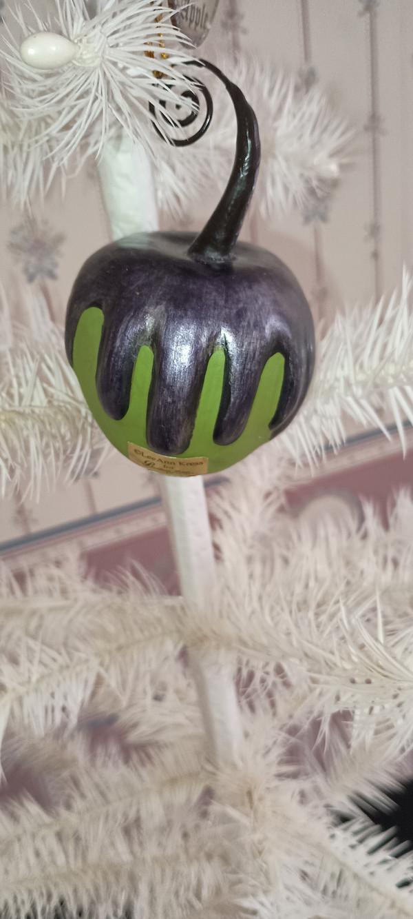 BETHANY LOWE-LEE ANN KRESS MINI HALLOWEEN ORNAMENT -GREEN APPLE WITH PURPLE POISON-NEW 2023