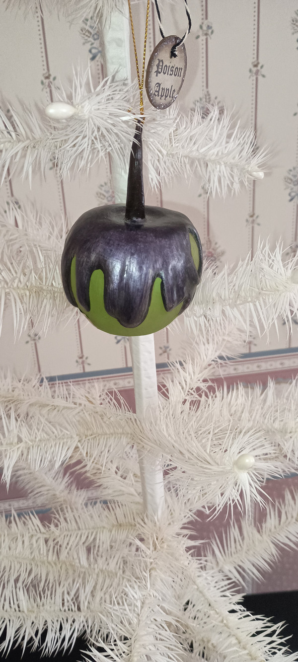 BETHANY LOWE-LEE ANN KRESS MINI HALLOWEEN ORNAMENT -GREEN APPLE WITH PURPLE POISON-NEW 2023