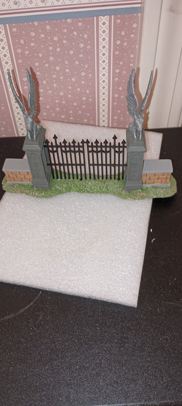 DEPT. 56 -2022 HARRY POTTER VILLAGE ACCESSORY-HOGWART'S GATE-NEW IN BOX