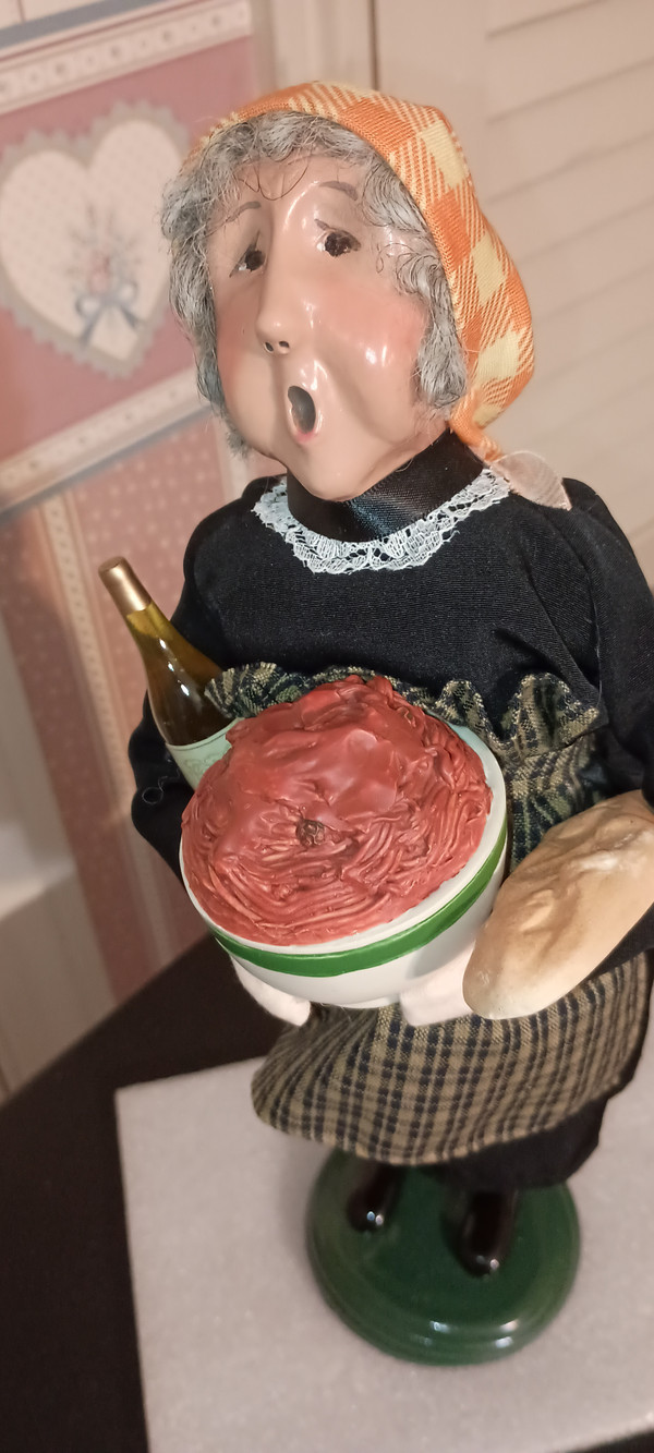 2024-BYERS CHOICE CAROLER-ITALIAN GRANDMOTHER-NEW