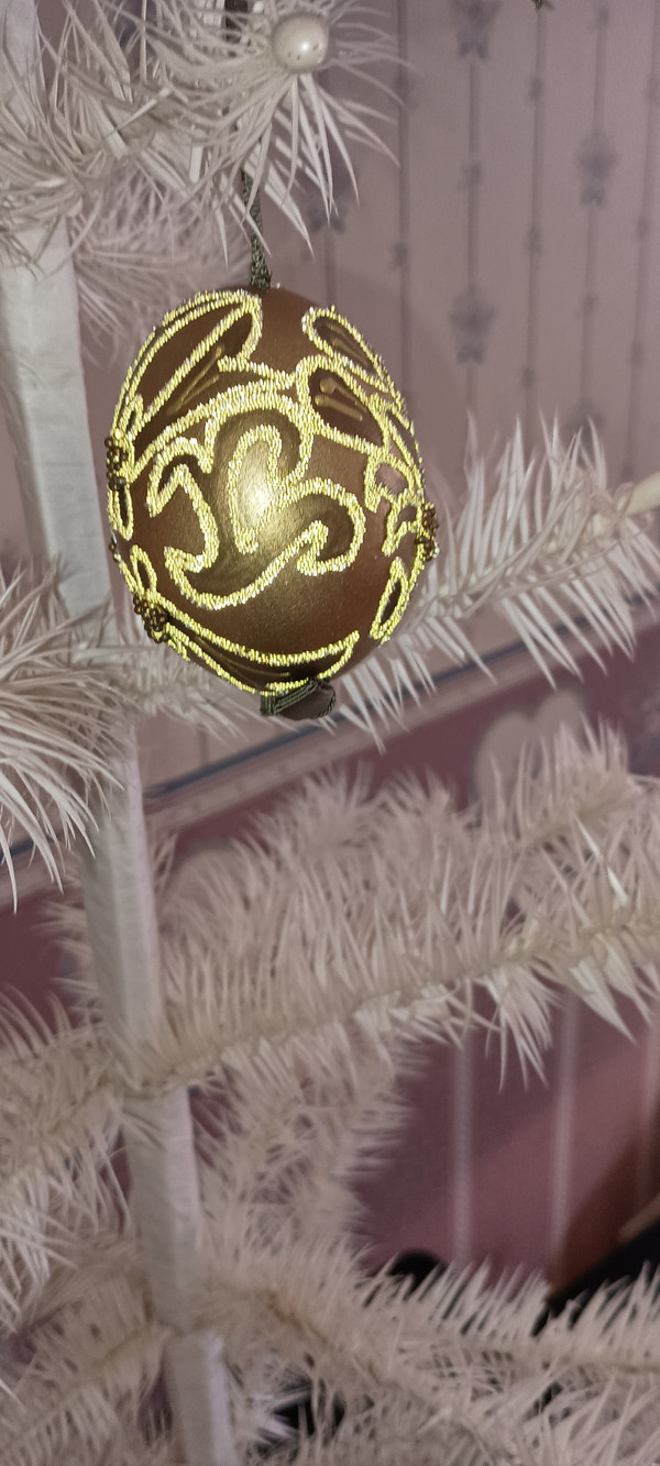 PETER PRIESS EGGSHELL ORNAMENT- GOLDEN EMBOSSED EGG. NEW.