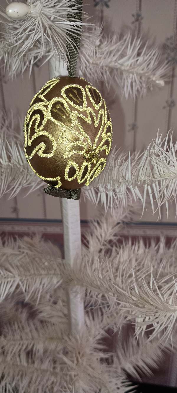 PETER PRIESS EGGSHELL ORNAMENT- GOLDEN EMBOSSED EGG. NEW.