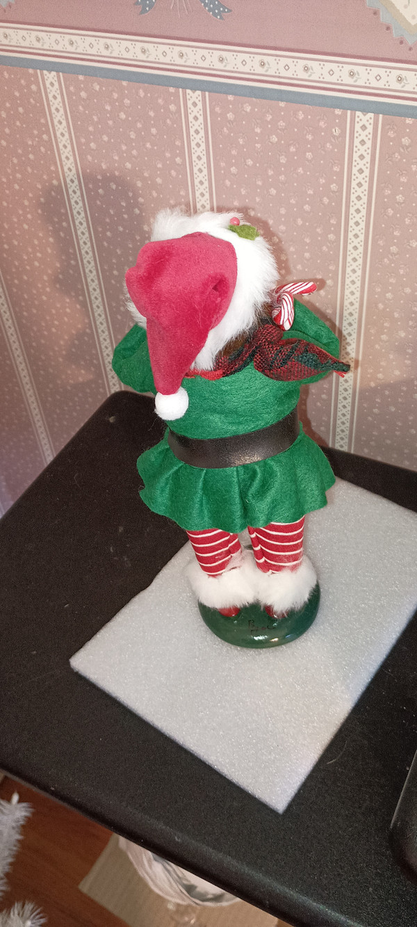 BYERS CHOICE CAROLER-ELF WITH CANDY CANE-NEW-2022