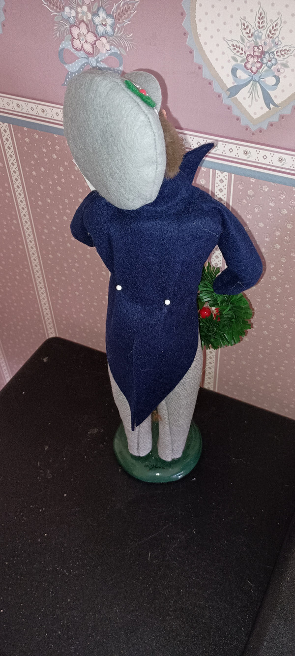 BYERS CHOICE CAROLER-YARDLEY FAMILY MAN-NEW-2022