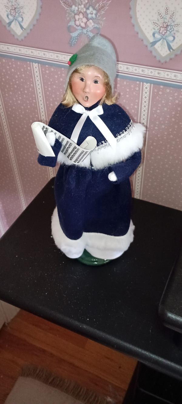 BYERS CHOICE CAROLER-YARDLEY FAMILY WO MAN-NEW-2022