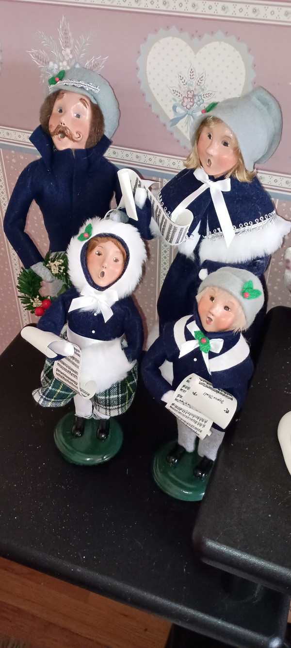 BYERS CHOICE CAROLER-YARDLEY FAMILY WO MAN-NEW-2022
