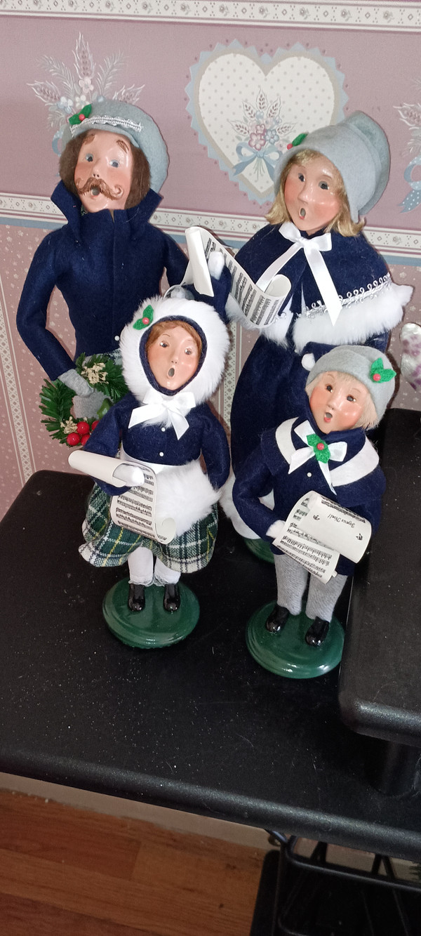 BYERS CHOICE CAROLER-YARDLEY FAMILY WO MAN-NEW-2022