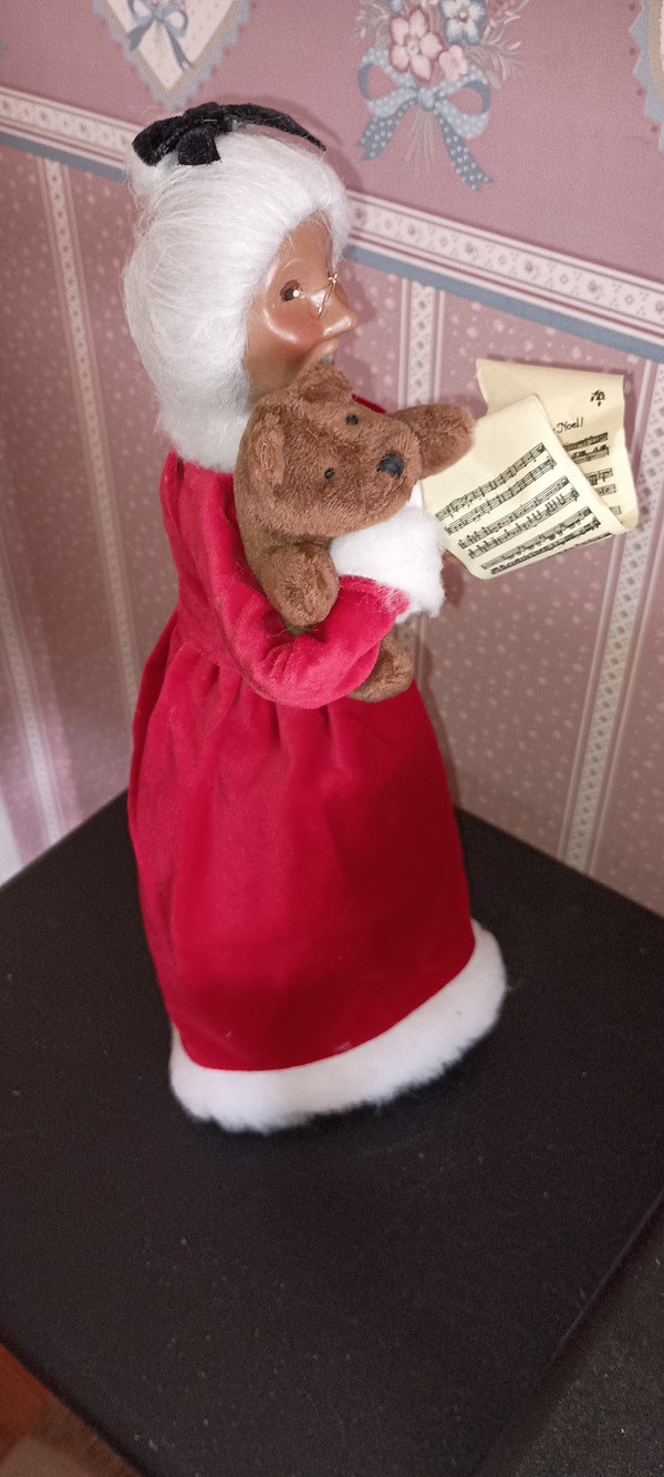 BYERS CHOICE-2022 AFRICAN AMERICAN RED VELVET MRS. CLAUS-NEW