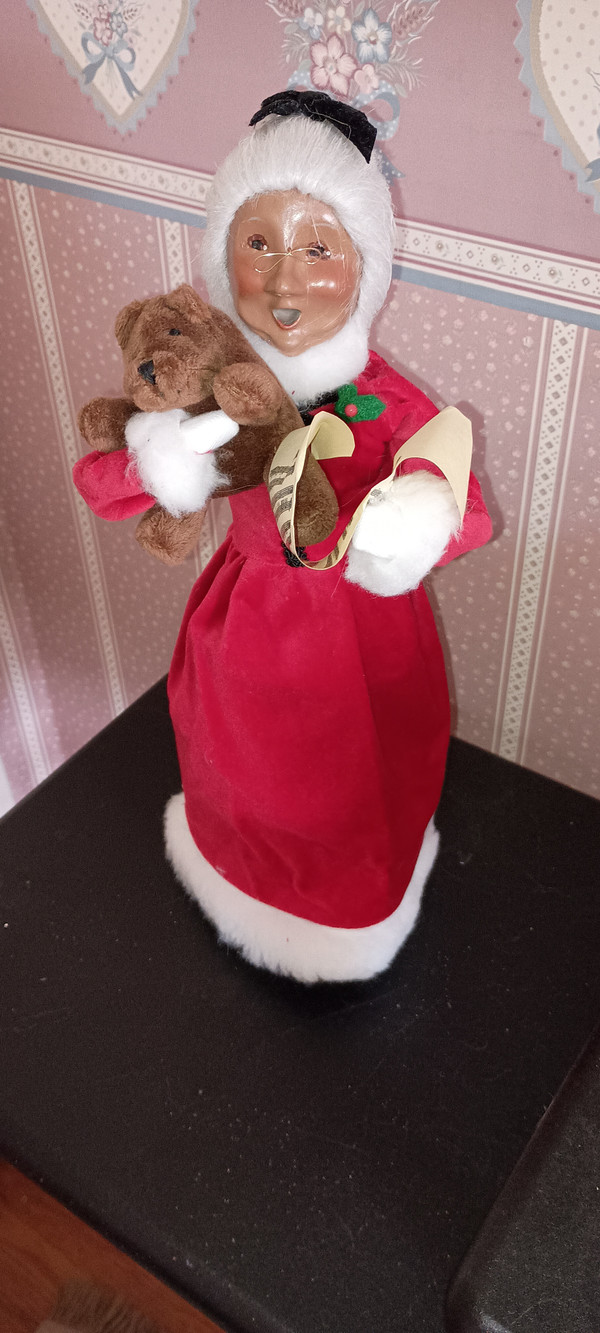 BYERS CHOICE-2022 AFRICAN AMERICAN RED VELVET MRS. CLAUS-NEW