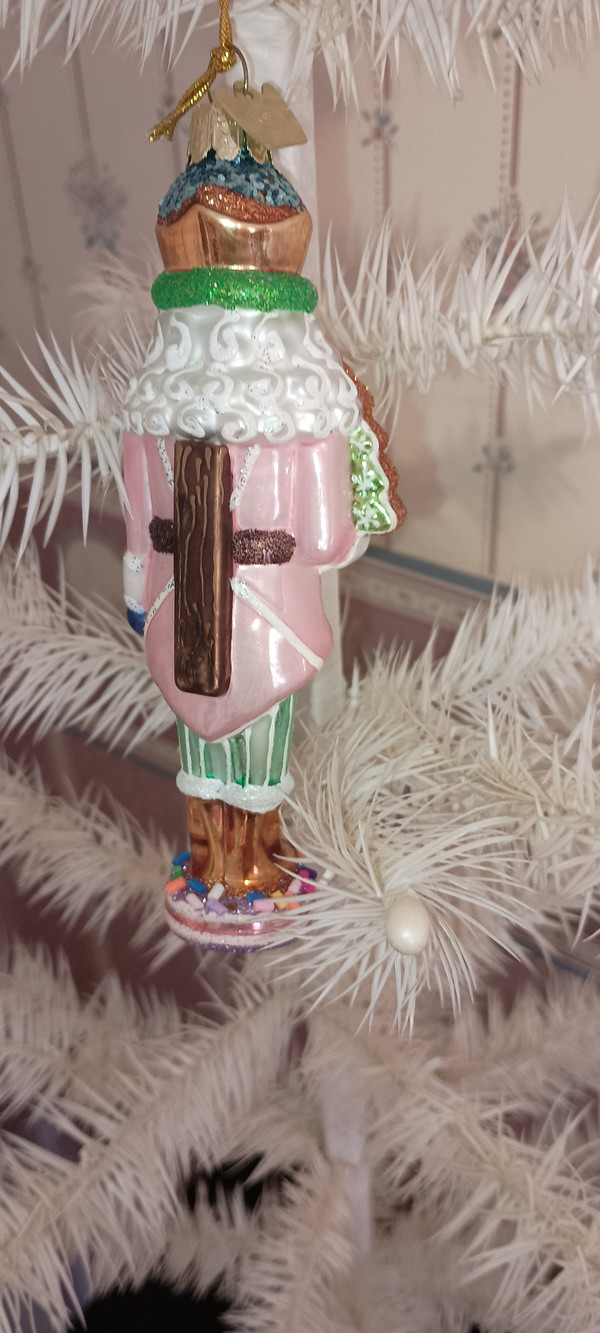 KURT ADLER-2024-NOBLE GEMS-NUTCRACKER WITH CHRISTMAS TREE SHAPED COOKIE -NEW IN BOX