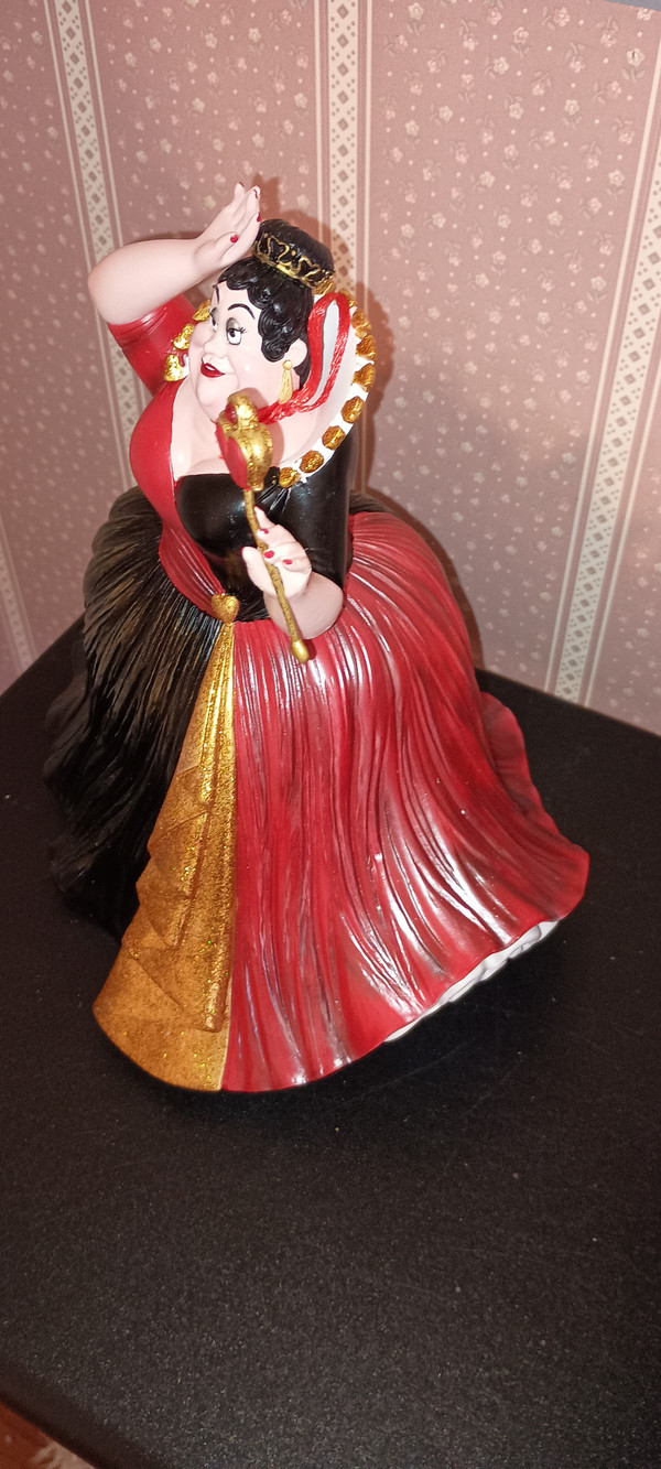 DISNEY SHOWCASE-COUTRE DE FORCE FIGURINE-QUEEN OF HEARTS-NEW IN BOX