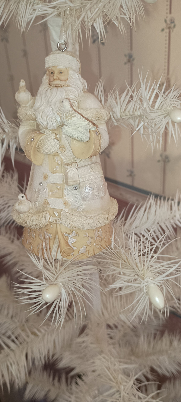 HEART OF CHRISTMAS-2018-SANTA ORNAMENT-PEACE ON EARTH-NEW IN BOX