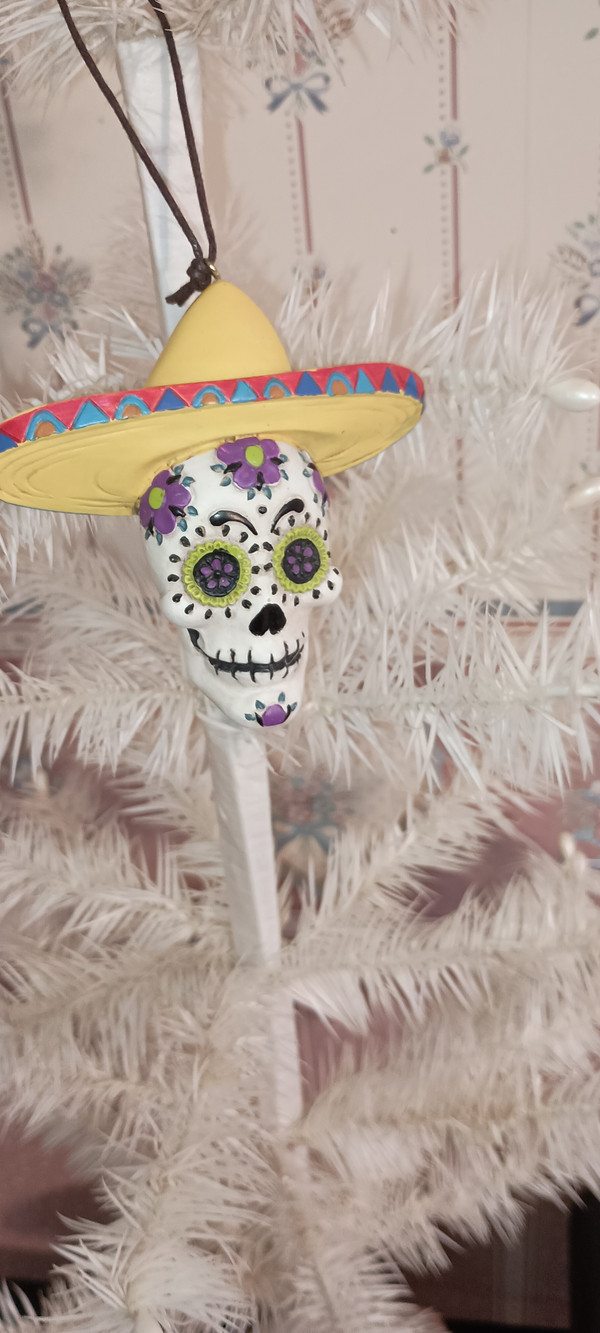 KURT ADLER-HALLOWEEN-DIA MUERTOS SKULL ORNAMENT WITH YELLOW HAT-NEW