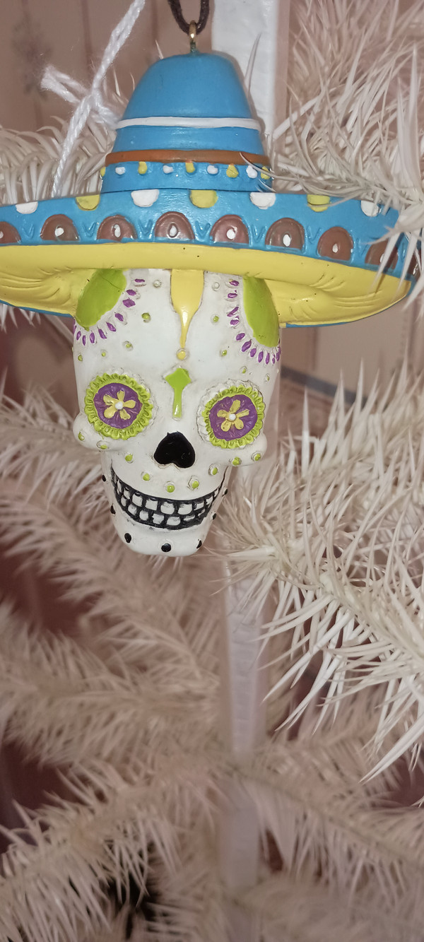 KURT ADLER-HALLOWEEN DIA MUERTOS SKULL ORNAMENT WITH BLUE HAT-NEW