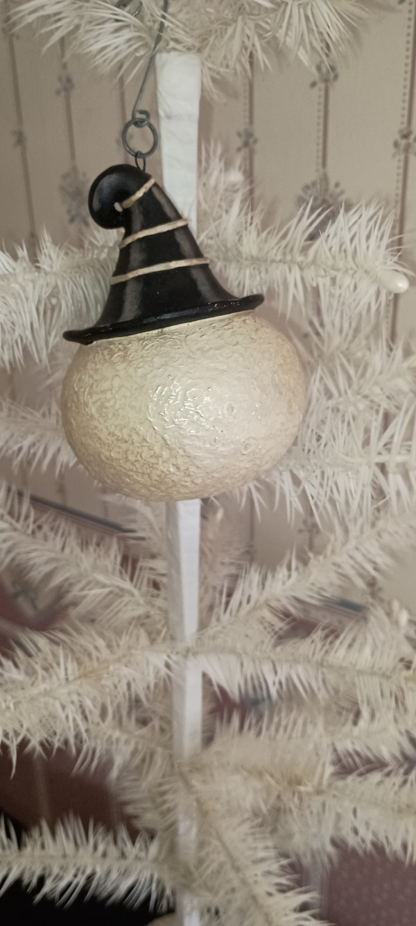 BETHENAY LOWE-HALLOWEEN ORNAMENT- FULL WANDA LUNA-NEW