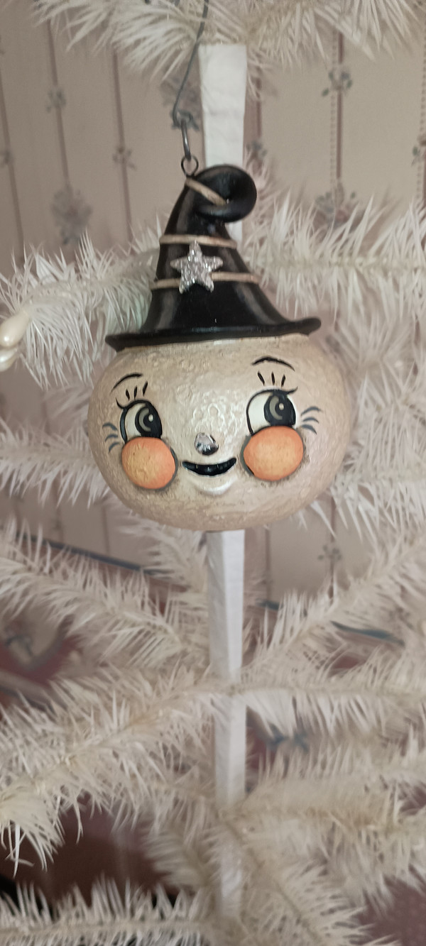 BETHENAY LOWE-HALLOWEEN ORNAMENT- FULL WANDA LUNA-NEW