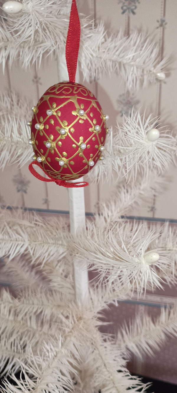 PETER PRIESS-2019-AUSTRIAN EGG SHELL ORNAMENT-RED WITH PEARLS-NEW