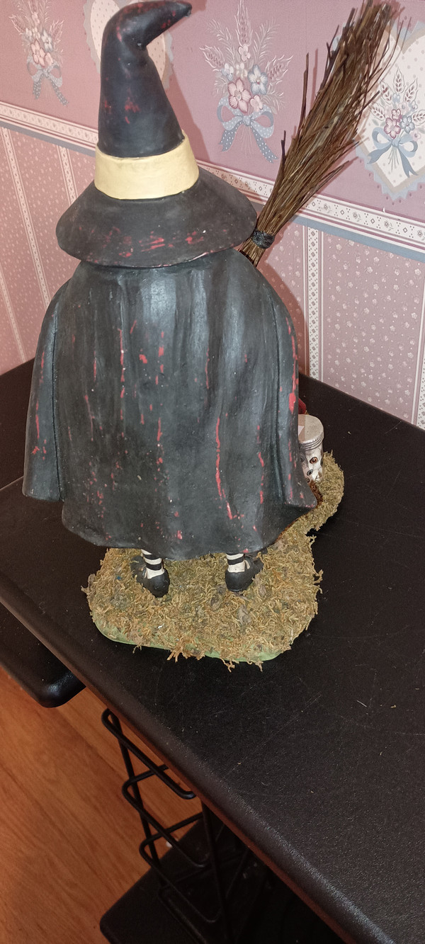 BETHANY LOWE-2022-HALLOWEEN FIGURINE- CAULDRON COOKING WITCH-NEW