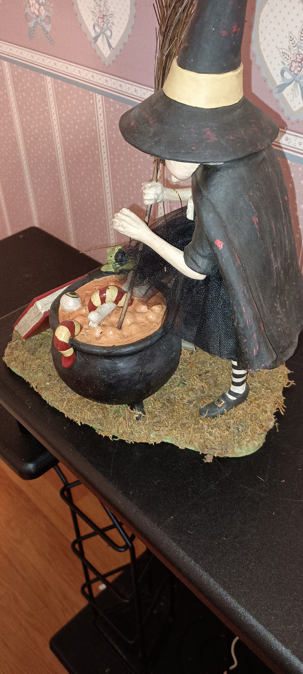 BETHANY LOWE-2022-HALLOWEEN FIGURINE- CAULDRON COOKING WITCH-NEW