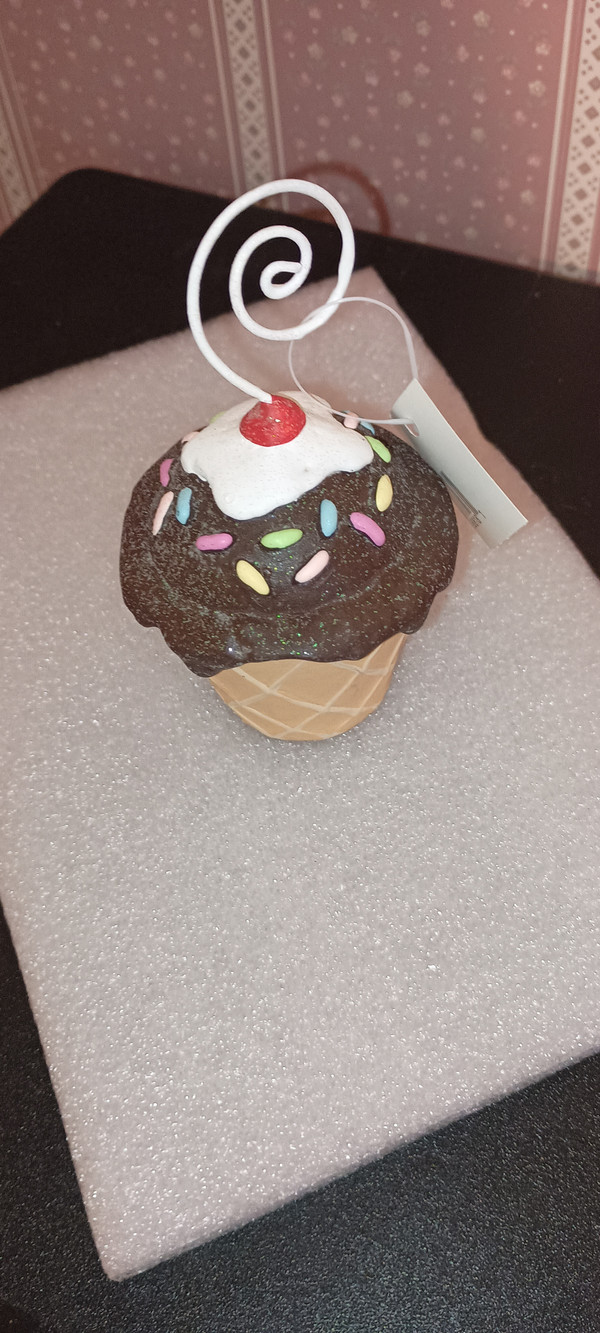 GALLERIE II- CHOCOLATE CUPCAKE ORNAMENT/PLACE CARD HOLDER-NEW