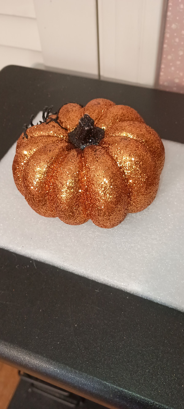 BETHANY LOWE HALLOWEEN SMALL ORANGE GLITTERED SPIDER WEB PUMPKIN FIGURE.NEW