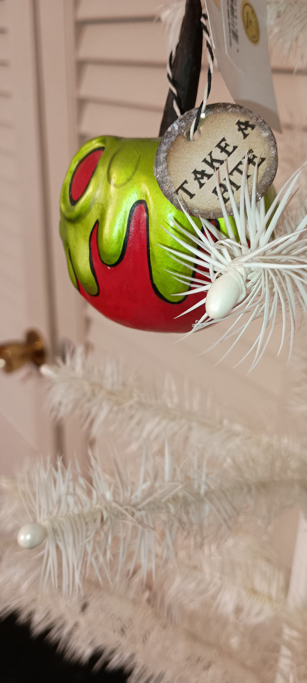 BETHANY LOWE/LEE ANN KRESS HALLOWEEN ORNAMENT- MINI RED APPLE WOTH GREEN POISON.NEW