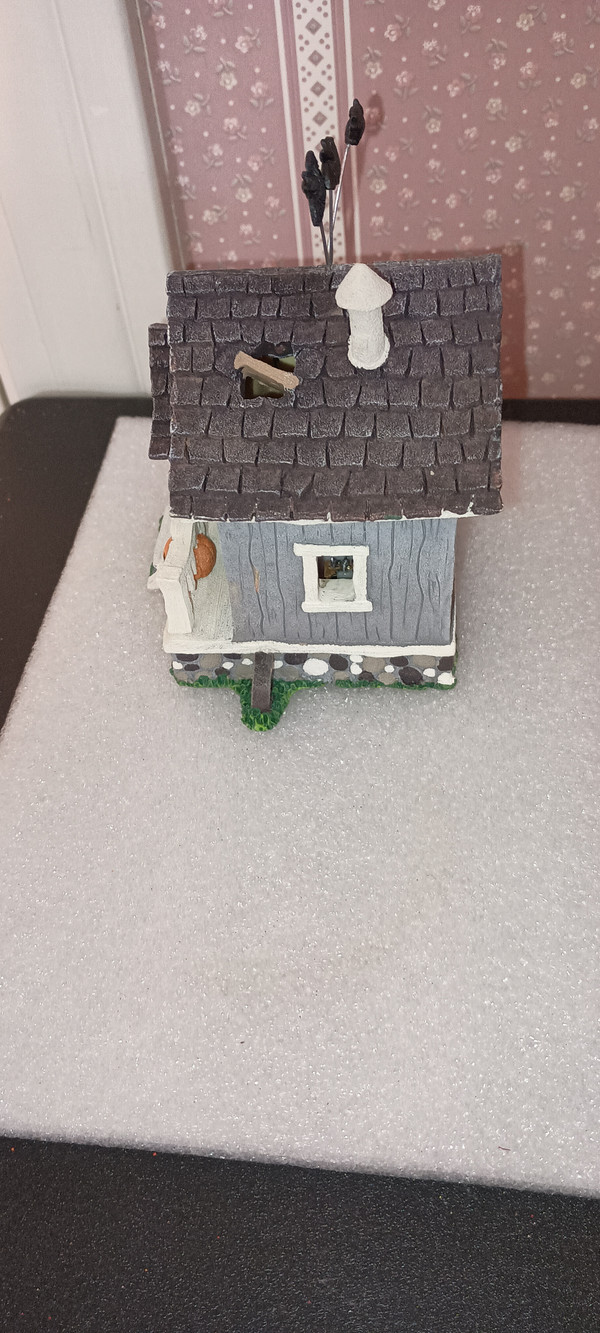 TAILS WITH HEART=HALLOWEEN FIGURE-HAUNTED SHACK-LIGHTS UP-NEW 2022