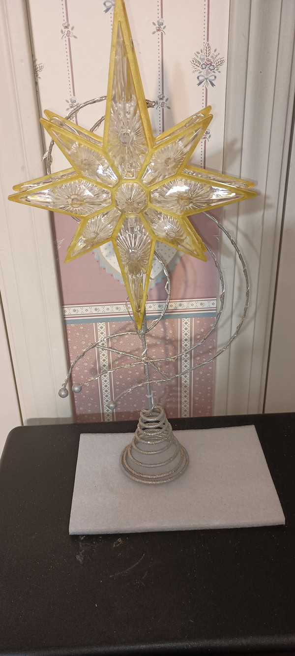 KURT ADLER-2025 LIGHTED 17" -8 POINT GOLD GLITTERED STAR TREE-TOPPER-NEW IN BOX-