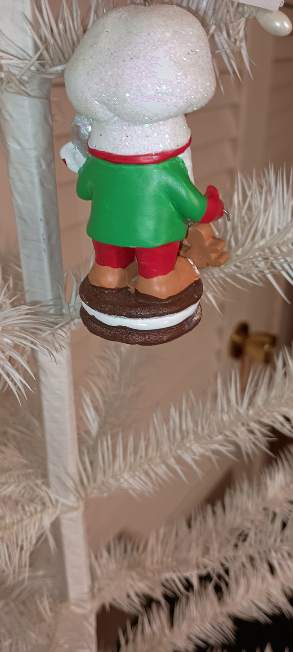 KURT ADLER -2021-GINGERBREAD GNOME WITH GINGERBREAD COOKIE GARLAND ORNAMENT-NEW