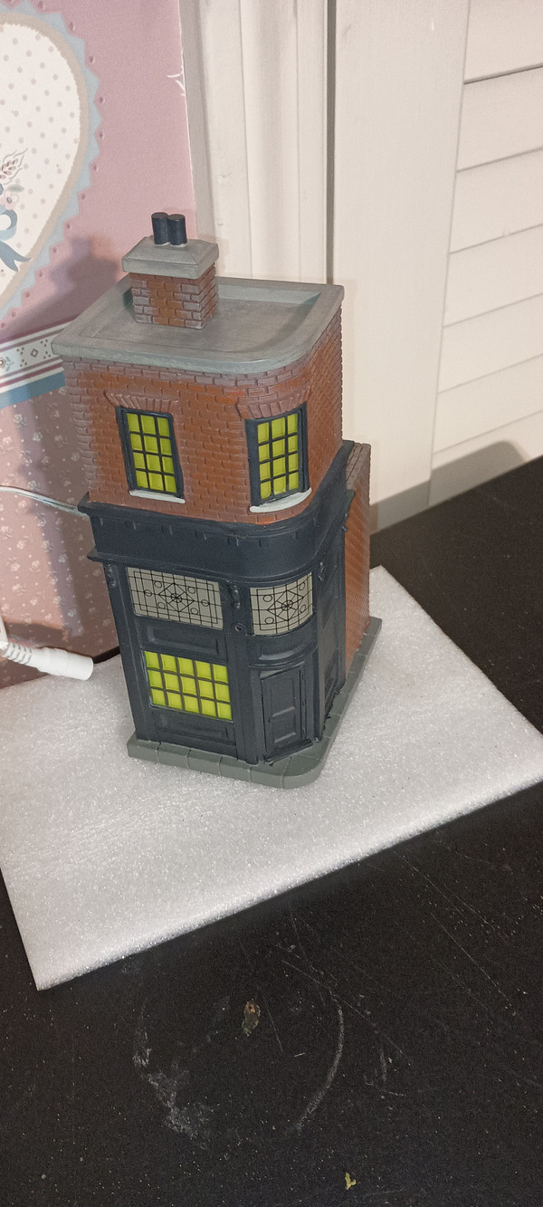 DEPT. 56-HARRY POTTER VILLAGE- THE LEAKY CAULDRON-NEW IN BOX