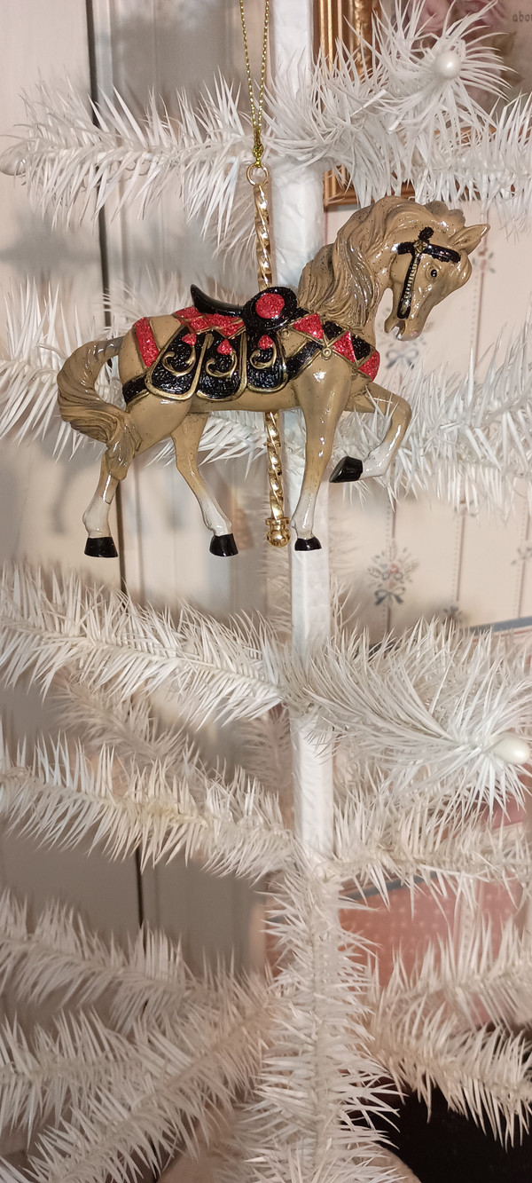 KURT ADLER-2025 GOLDEN BROWN CAROUSEL HORSE WITH BLACK SADDLE -NEW