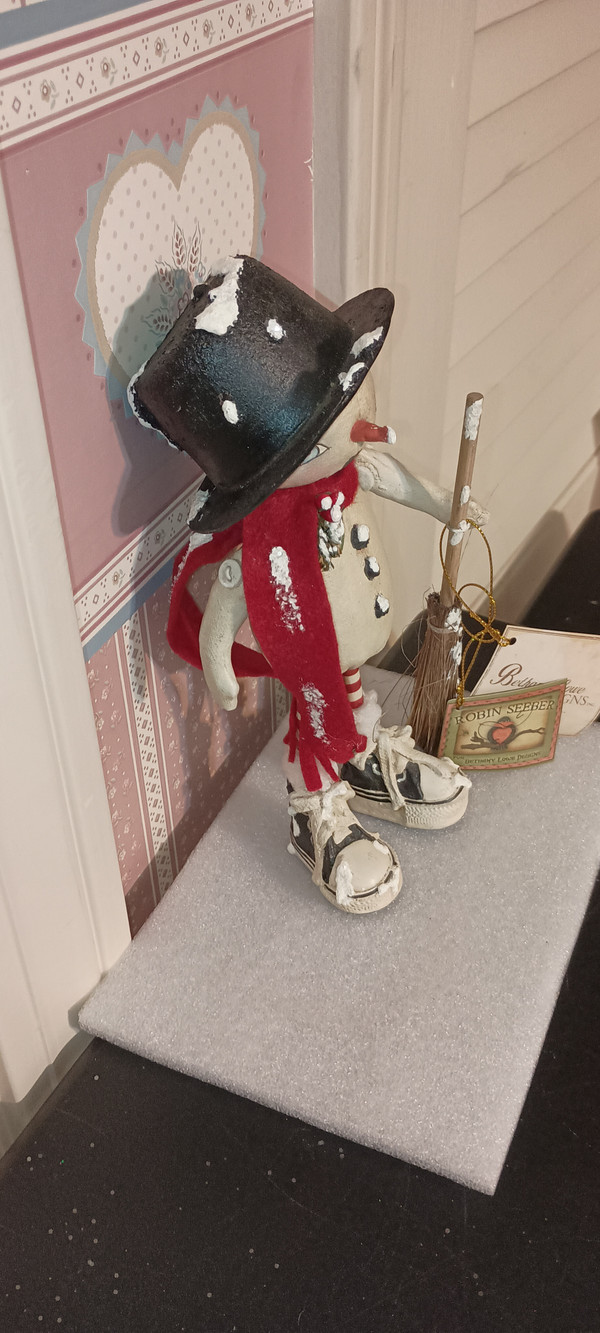 BETHANY LOWE-2024 HOLIDAY-OLEF FLAKE BY ROBIN SEEBER-NEW