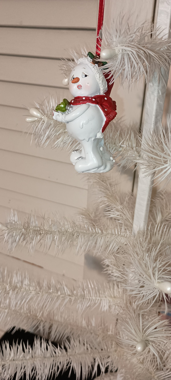 KURT ADLER -2020 - SNOW GIGGLES SNOWMAN ORNAMENT -SNOWMAN WITH GIFT- NEW