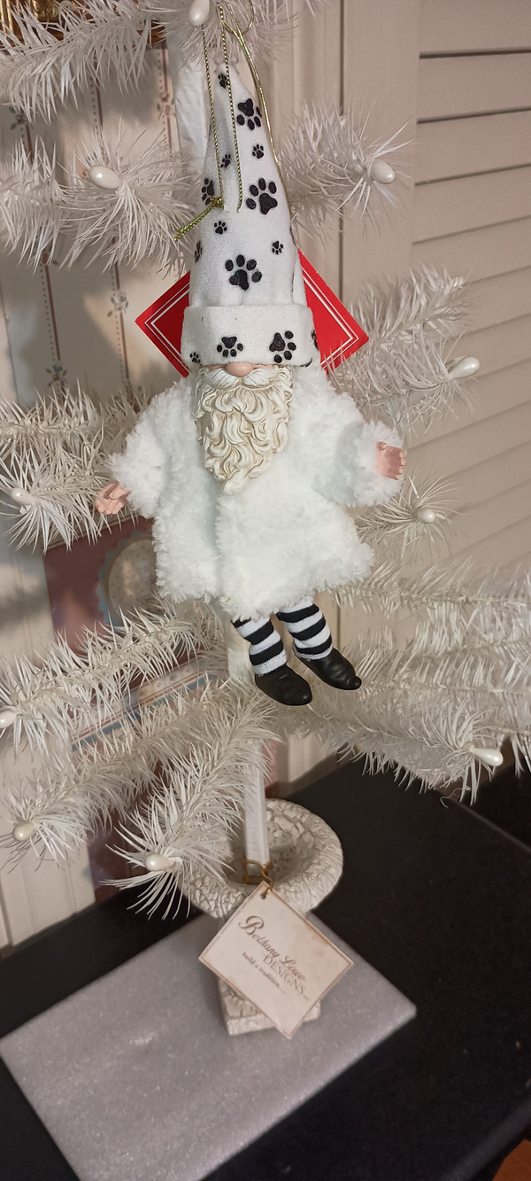 POSSIBLE DREAMS CLOTHIQUE WHITE FUR PET GNOME ORNAMENT-2022-NEW