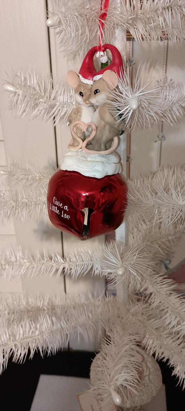CHARMING TAILS- 2020 JINGLE BELL ORNAMENT-NEW IN BOX