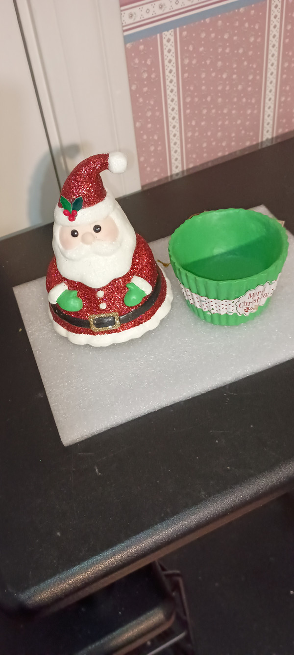 BETHANY LOWE- 2023-HOLIDAY SANTA CLAUS CUPCAKE CONTAINER-NEW