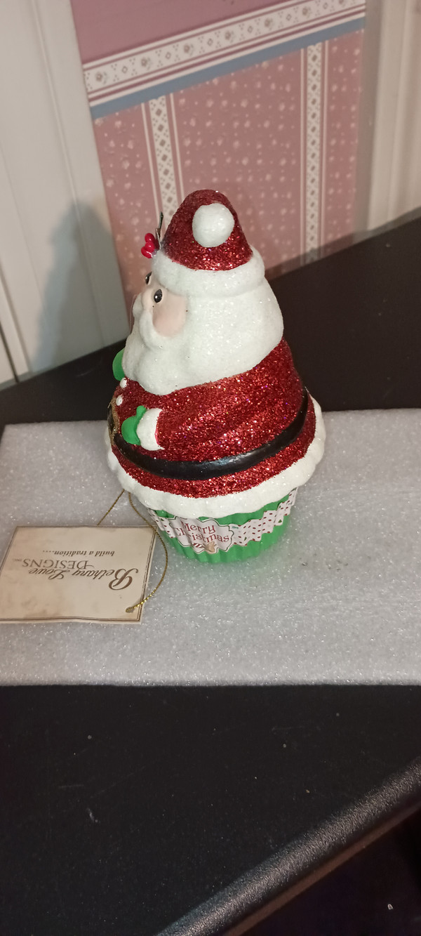 BETHANY LOWE- 2023-HOLIDAY SANTA CLAUS CUPCAKE CONTAINER-NEW