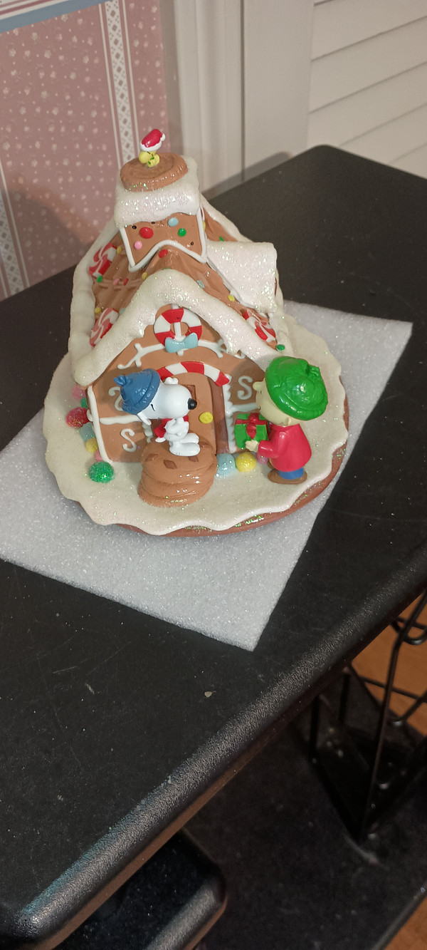 PEANUTS -BATTERY OPERATED-LED GINGERBREAD HOUSE-NEW