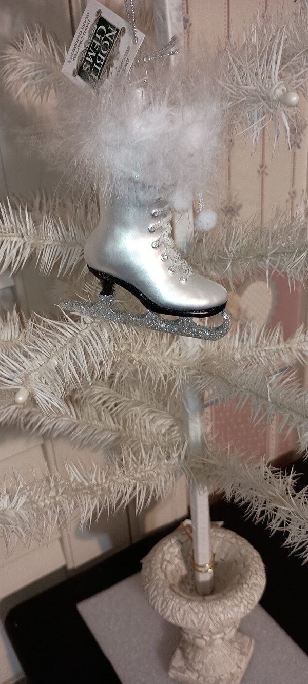 KURT ADLER-NOBLE GEMS WHITE GLASS ICE SKATE ORNAMENT-NEW-