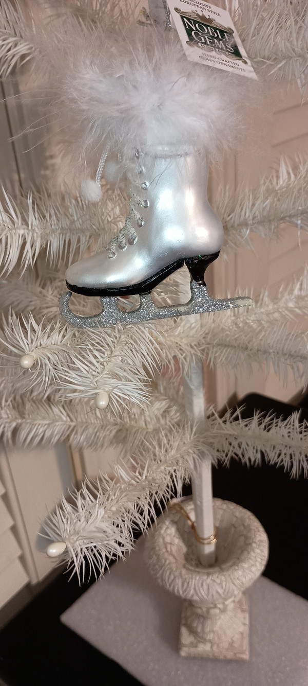 KURT ADLER-NOBLE GEMS WHITE GLASS ICE SKATE ORNAMENT-NEW-