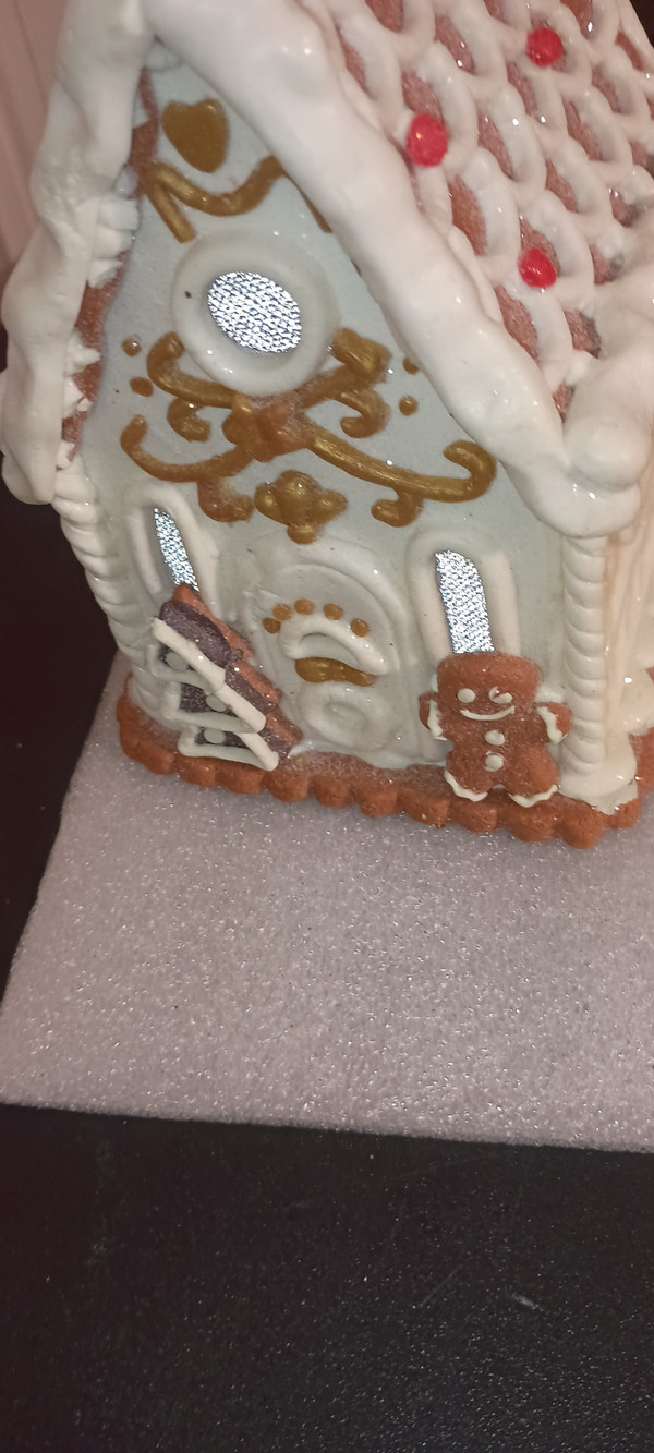 ROMAN  2021 GINGERBREAD HOUSE WITH GINGERBREAD MAN & TREE-NEW