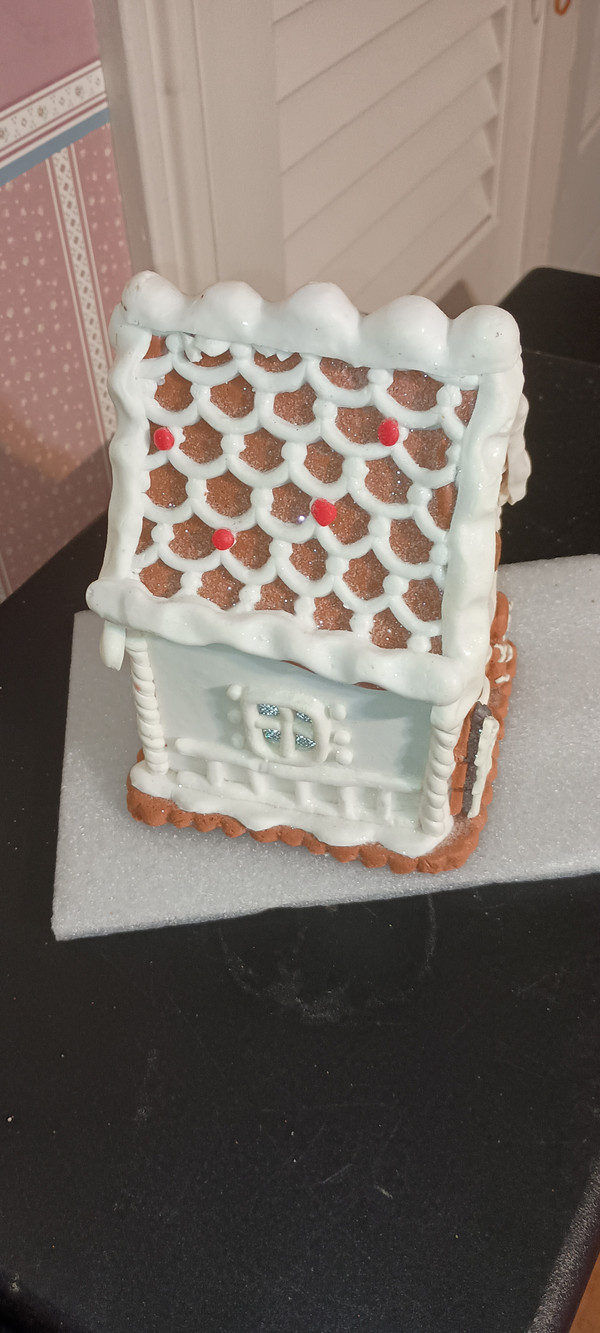 ROMAN  2021 GINGERBREAD HOUSE WITH GINGERBREAD MAN & TREE-NEW