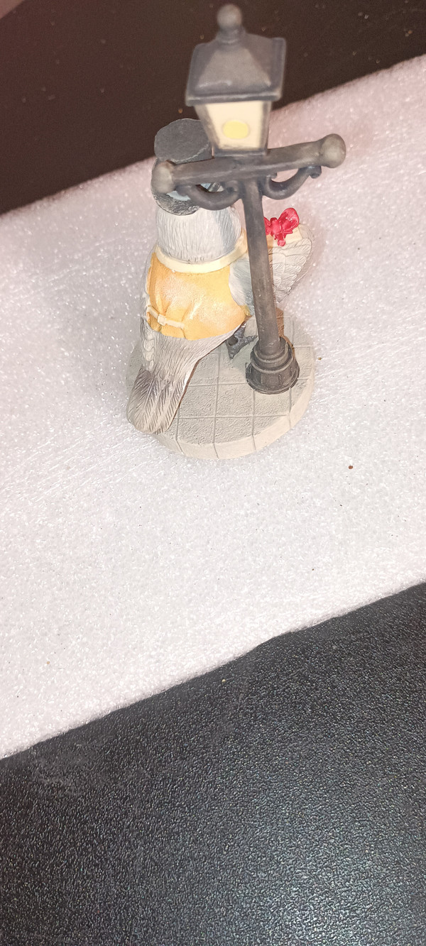 HEART OF CHRISTMAS 2020-BIRD ON LAMPPOST-IMPECKABLE TASTE FIGURINE -NEW IN BOX