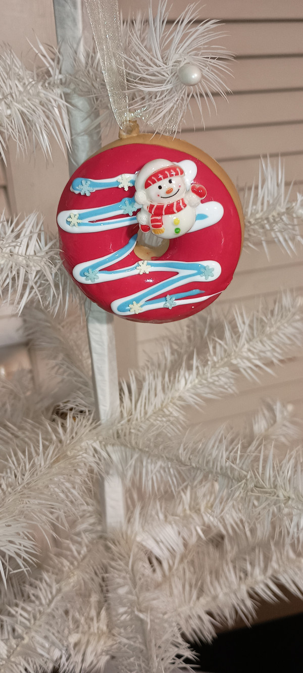 KURT ADLER-2025-DECORATED CHRISTMAS DONUT ORNAMENT-RED ICING-SNOWMAN-NEW