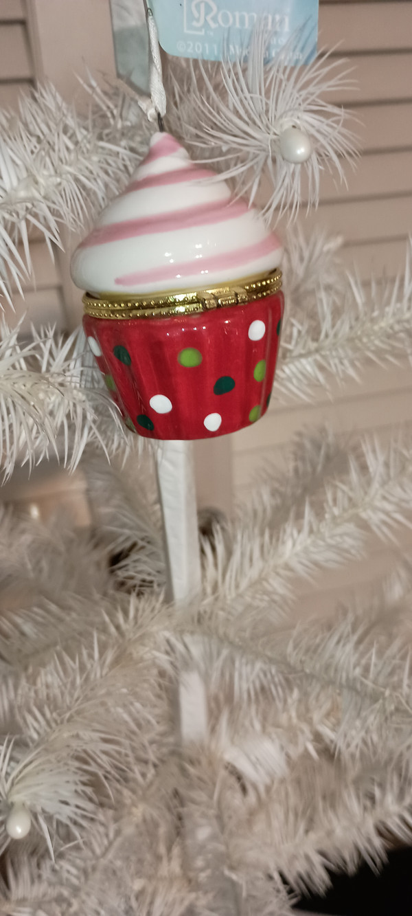 ROMAN- 2011-SWEET MEMORIES CUPCAKE   ORNAMENT-AT CHRISTMAS! NEW