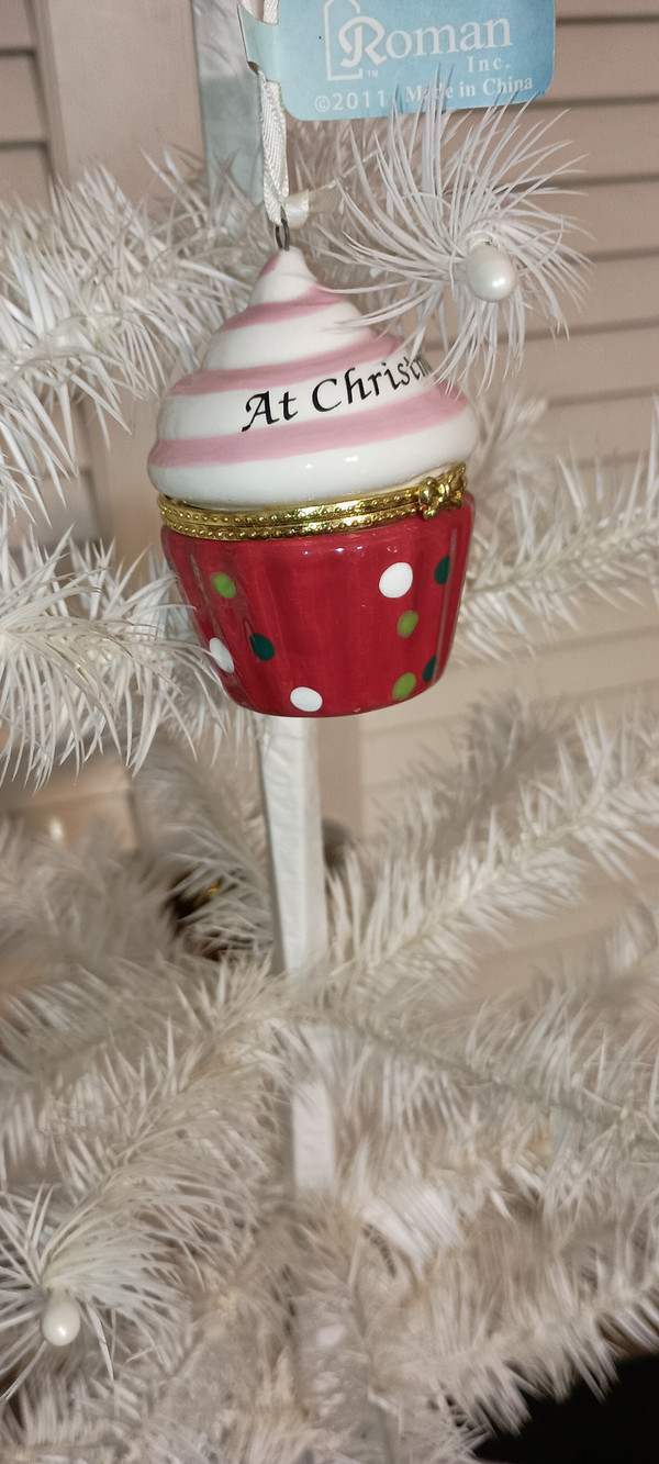 ROMAN- 2011-SWEET MEMORIES CUPCAKE   ORNAMENT-AT CHRISTMAS! NEW