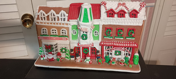 KURT ADLER- BATTERY OPERATED LED GINGERBREAD SANTA'S VILLAGE STORES TABLE TOP-NEW IN BOX