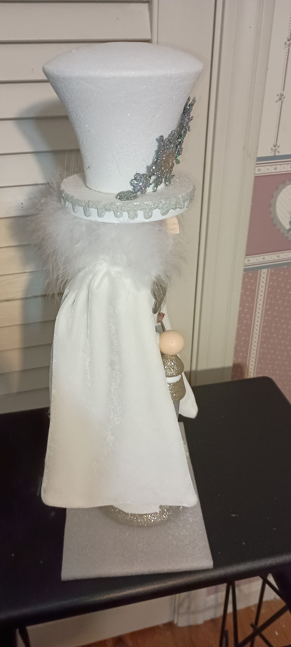 KURT ADLER HOLLYWOOD WHITE SNOWFLAKE LED SOLDIER NUTCRACKER-NEW IN BOX.