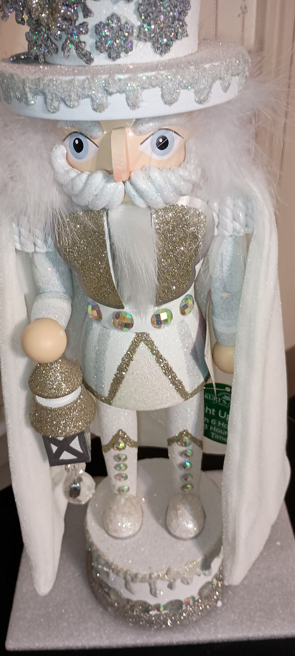 KURT ADLER HOLLYWOOD WHITE SNOWFLAKE LED SOLDIER NUTCRACKER-NEW IN BOX.